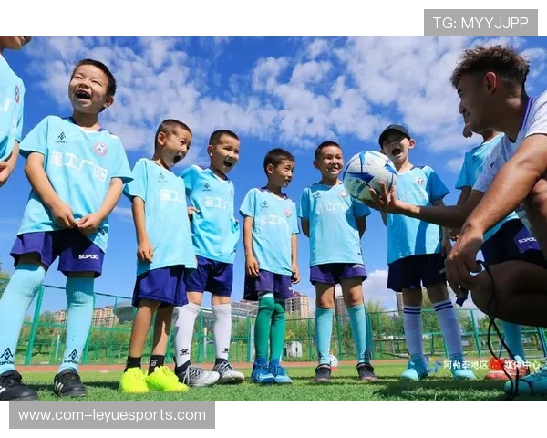 聚焦足球星腿展现力量与速度揭示绿茵场上独特运动美感